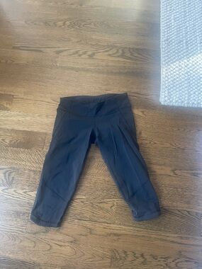 Lululemon leggings small capris black